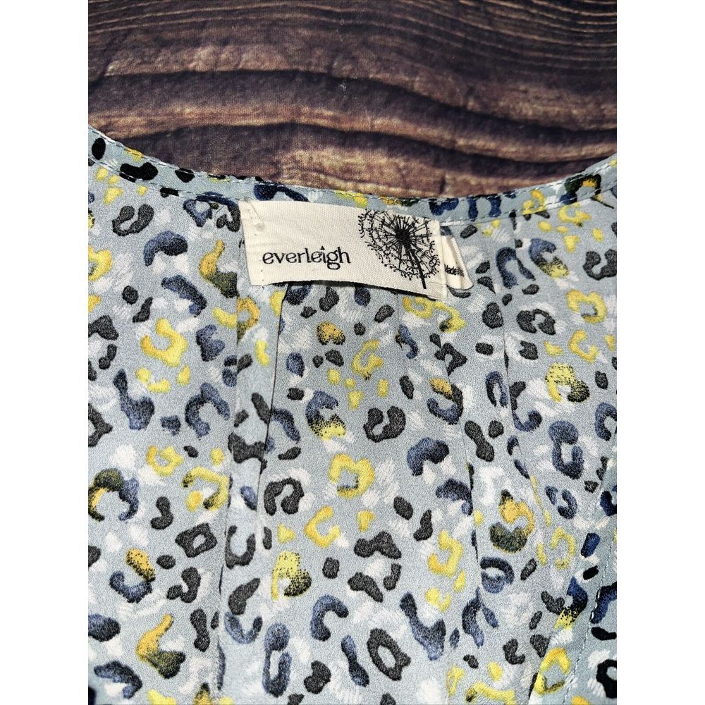 Everleigh Top Women Size Large Blue Cheetah Print V Neck Short Sleeve Casual - Picture 2 of 6